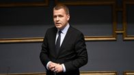 Eemeli Peltonen puhuu eduskunnassa.