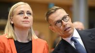 Vasemmalla ulkoministeri Elina Valtonen, oikealla presidentti Alexander Stubb.
