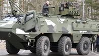 Tanskan kuningas Frederik X Patria 6x6 -ajoneuvon kyydissä.