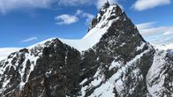 Lumipeitteinen Rimpfischhorn-vuoren huippu Sveitsin Alpeilla.