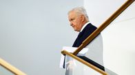 Olli Rehn kävelee portaikossa.