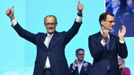CDU:n Friedrich Merz tuulettaa vaalivalvojaisissa.