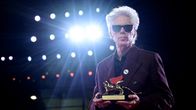  Jim Jarmusch pitelee käsissään Kultainen leijona -palkintoa.