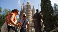 Ihmiset täyttävät vesipullojaan Sagrada Familian edustalla Barcelonassa.