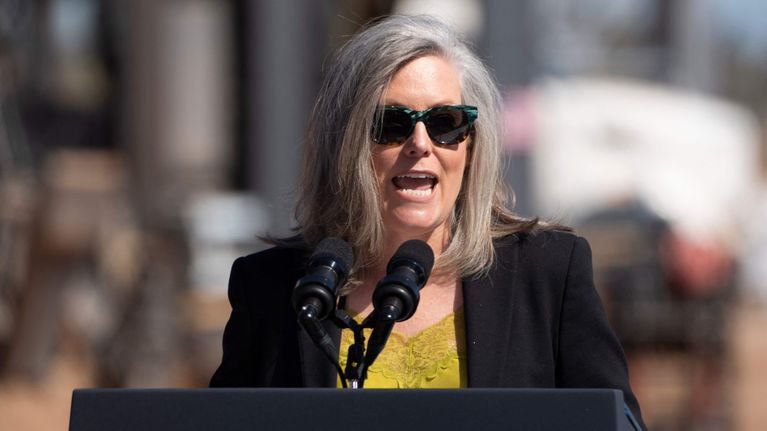 Arizonas demokratiska guvernör Katie Hobbs på en arkivbild från mars i år. 