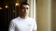 Vapaaottelija Makwan Amirkhani katsoo kameraan.