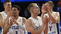 Susijengin pelaajat kiittävät katsojia viimeisen MM-ottelunsa jälkeen Okinawassa.