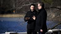 Volodymyr Zelenskyi ja Petteri Orpo keskustelevat ulkona.