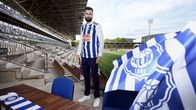 Tim Sparv poseeraa Töölön stadionilla.