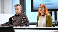 Palvelualojen ammattiliitto PAMin puheenjohtaja Annika Rönni-Sällinen (oik.) ja sopimusasiantuntija Jyrki Sinkkonen PAMin tiedotustilaisuudessa Helsingissä 5. maaliskuuta 2025. 