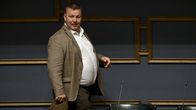 Perussuomalaisten Juha Mäenpää eduskunnan täysistunnossa Helsingissä 9. toukokuuta 2025.