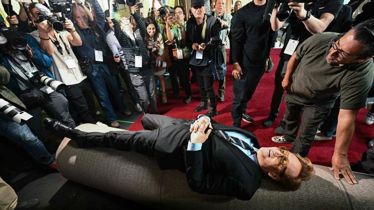Yhdysvaltalainen koomikko ja tämän vuoden Oscar-juontaja Conan O'Brien makaa Oscar-gaalan saapumisalueen punaisella matolla.