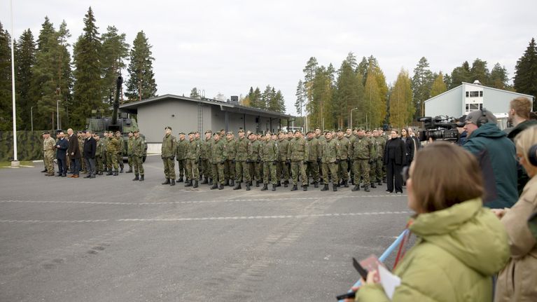 Sotilaita seisoo rivissä avajaistilaisuudessa ulkona.