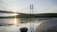 Tenojoki ja Suomen ja Norjan välinen Saamen silta yöttömän yön auringossa 25. kesäkuuta 2025. 