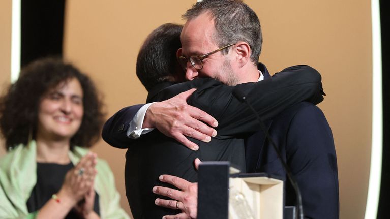Suomalaisohjaaja Juho Kuosmanen ja iranilainen elokuvaohjaaja Asghar Farhadi onnittelevat toisiaan jaetun Grand Prix -palkinnon voitosta.