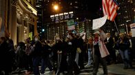 Mielenosoittajia Trump-rakennuksen edessä Chicagossa.