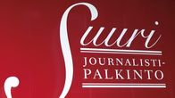 Suuri Journalistipalkinto -logo seinällä.