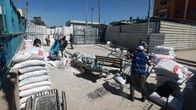 Työntekijöitä UNRWA:n jakelukeskuksessa.