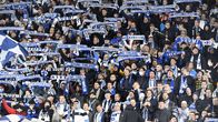 Suomalaisia jalkapallonkannattajia Helsingin Olympiastadionilla.