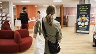 En person i aulan i Helsingfors stads kontor för sysselsättningstjänster.