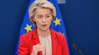 Euroopan komission puheenjohtaja Ursula von der Leyen puhumassa Euroopan unionin tähtilipun edessä.