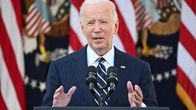 Presidentti Joe Biden pitämässä puhetta Yhdysvaltain lippujen edessä.