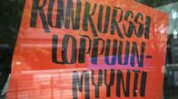 Loppuunmyynti-ilmoitus liikkeen ikkunasas.