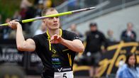 Oliver Helander kastar spjut.