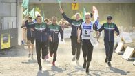 Olli Ojanaho med vänner springer i mål.