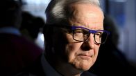 Olli Rehn lähikuvassa vaalivalvojaisissa Helsingin kaupungintalolla.