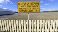 Kyltti Hyvinkään lentoasemalta. Kyltissä teksti: "Lentokenttäalue, luvaton liikkuminen kiitoradalla ehdottomasti kielletty".