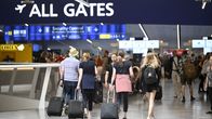 Passagerare på väg mot sin gate på en flygplats.