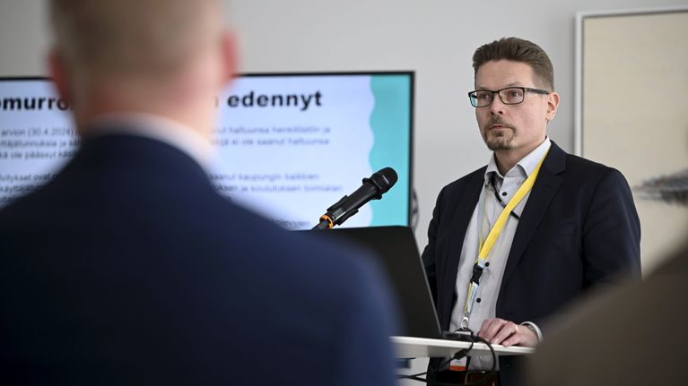  Digitalisaatiojohtaja Hannu Heikkinen Helsingin kaupungin tiedotustilaisuudessa.