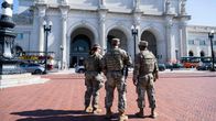 Kansalliskaartin aseisettuja sotilaita Union Stationin edessä Washingtonissa.