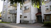 Bild av ett flerfamiljshus med balkonger i ett bostadsområde. 