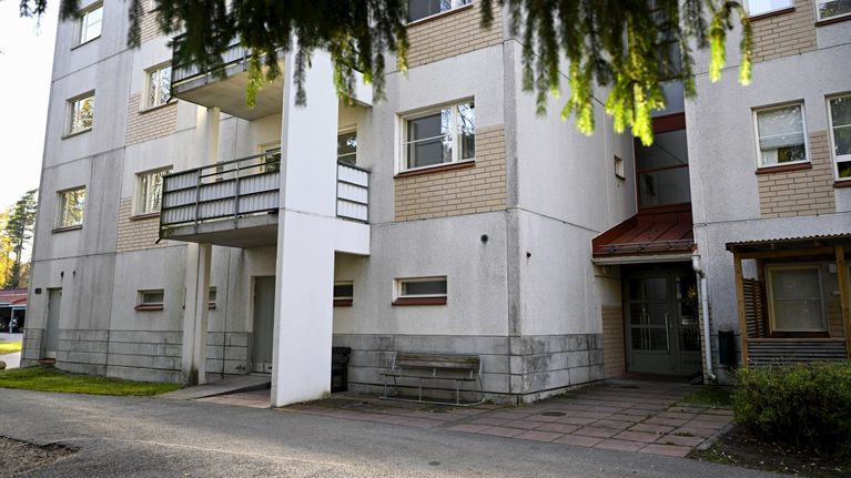 Bild av ett flerfamiljshus med balkonger i ett bostadsområde. 