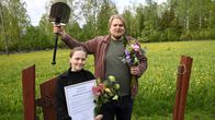 Suomen Kuvalehden toimittajat Karoliina Paananen ja Jarno Liski juhlivat saatuaan Tutkivan journalismin yhdistyksen Lumilapio-palkinnon