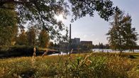 Mäntän vanha piippu ja Mäntän Energian rakennukset Koskelanlammen yli kuvattuna