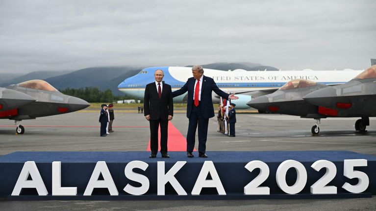 Putin ja Trump lentokentällä Alaskassa.
