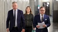 Harry Harkimo (liik.), Eeva Kalli (kesk.) ja Markus Lohi (kesk.) eduskunnan käytävällä.