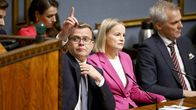  Petteri Orpo, Riikka Purra ja Anders Adlercreutz eduskunnan istuntosalin ministeriaitiossa.