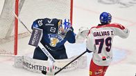 En puck går in bakom Harri Säteri.