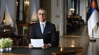  Alexander Stubb työpöydän ääressä puhepaperit kädessään.