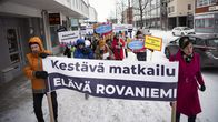 Rovaniemeläiset osoittivat mieltään airbnb-lakiehdotusta vastaan marssilla.