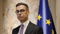 Suomen tasavallan presidentti Alexander Stubb tiedoitustilaisuudessa.
