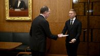 Henrik Vuornos esittää kansanedustajan valtakirjansa puhemies Jussi Halla-aholle.