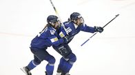 Jenniina Nylund ja Sanni Vanhanen juhlivat Suomen maalia jääkiekon MM-pronssiottelussa.