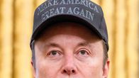 Elon Musk lippalakki päässään.