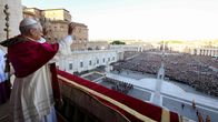 Paavi vilkuttaa parvekkeelta.