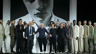 Giorgio Armani  Italialainen suunnittelija Giorgio Armani ja Roberta Armani seisovat catwalkilla Emporio Armani -malliston näytöksen lopussa.